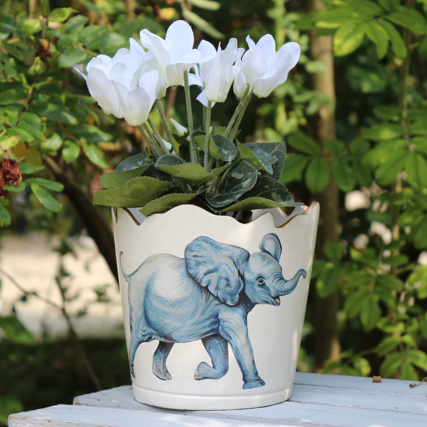 Scalloped Top Cachepot/Decorative Planter: Elephant